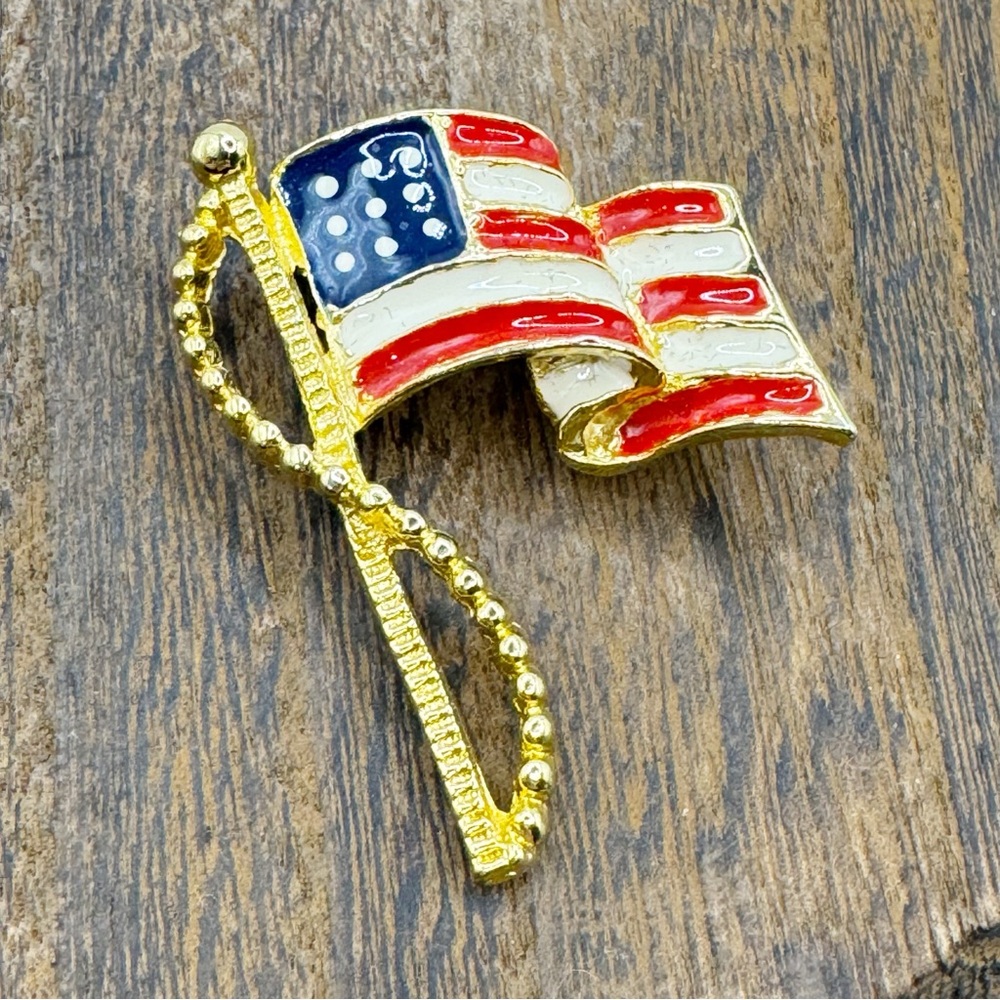 Waving American flag enamel patriotic  lapel pin tie tack